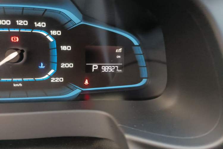 Used Roewe 360 2016 1.5L Automatic Smart Screen Version Odometer Close Up