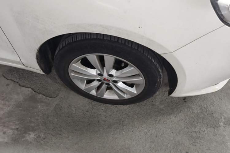 Used Roewe 360 2016 1.5L Automatic Smart Screen Version Right Front Wheel Hub