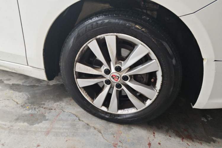 Used Roewe 360 2016 1.5L Automatic Smart Screen Version Right Front Wheel Hub