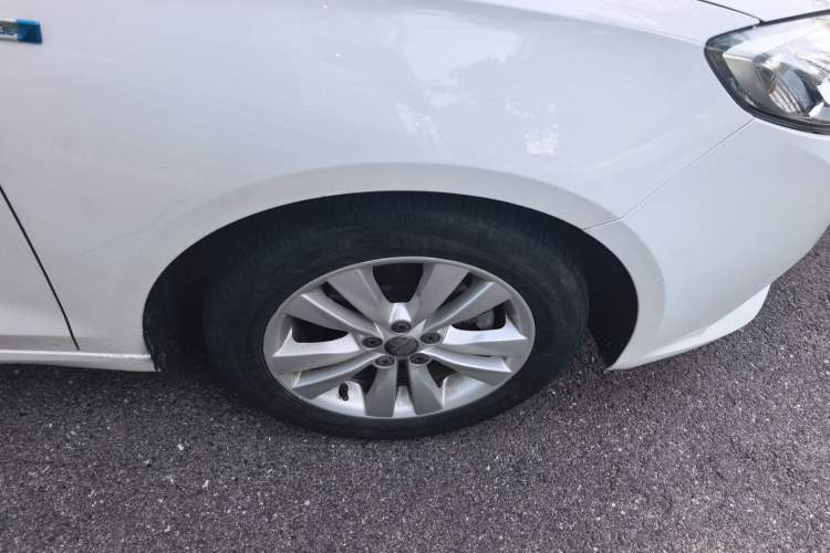 Used Roewe 360 2016 1.5L Automatic Smart Screen Version Right Front Wheel Hub