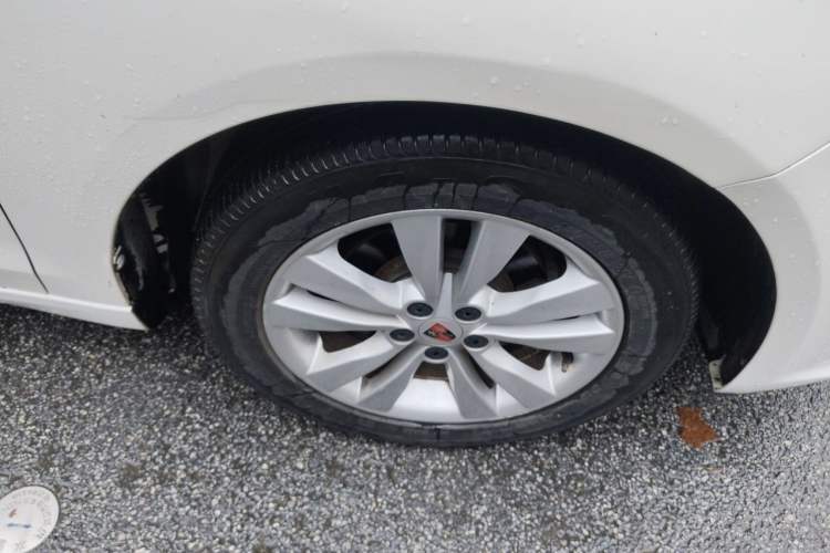 Used Roewe 360 2016 1.5L Automatic Smart Screen Version Right Front Wheel Hub