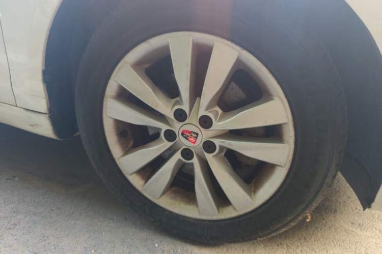 Used Roewe 360 2016 1.5L Automatic Smart Screen Version Right Front Wheel Hub