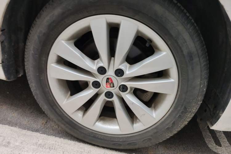 Used Roewe 360 2016 1.5L Manual Smart Screen Version Right Front Wheel Hub