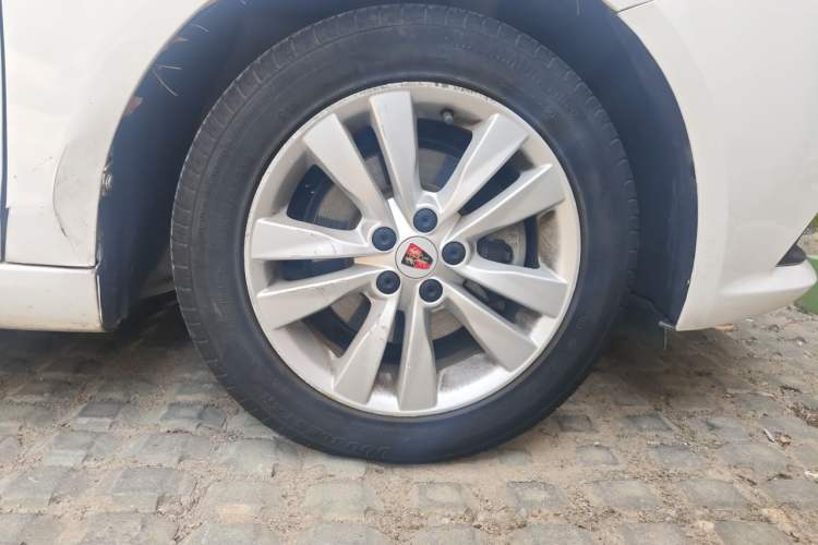 Used Roewe 360 2016 1.5L Automatic Smart Screen Version Right Front Wheel Hub