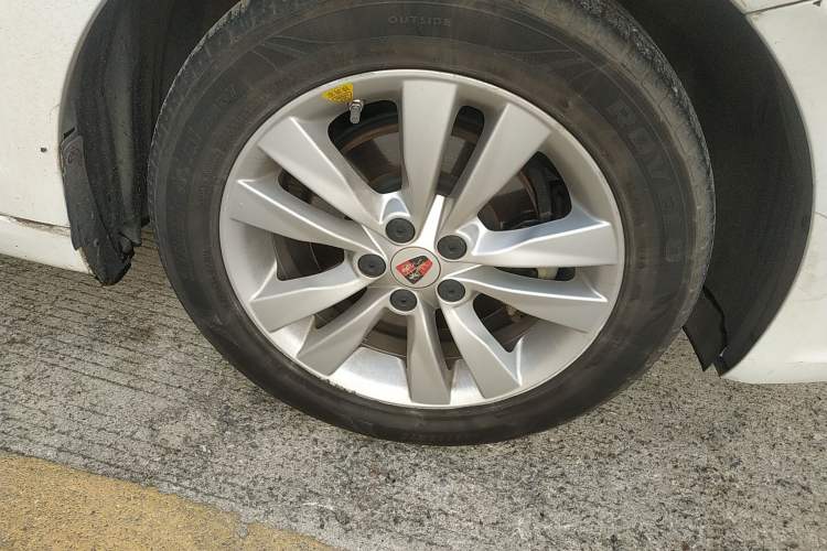 Used Roewe 360 2016 1.5L Automatic Smart Screen Version Right Front Wheel Hub
