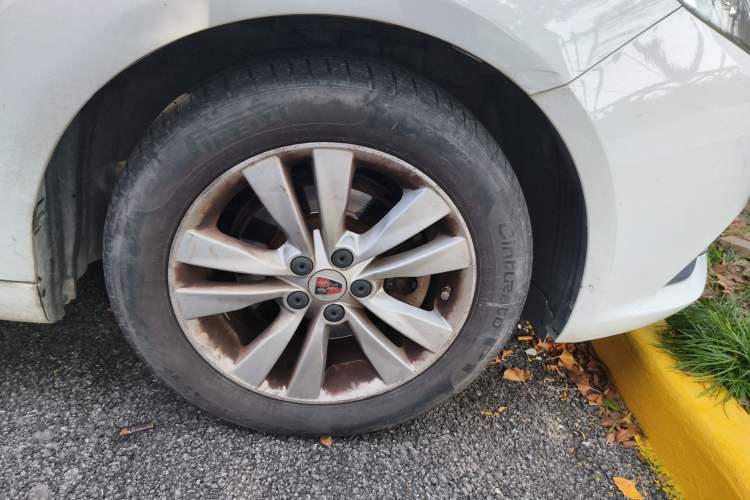 Used Roewe 360 2016 1.5L Automatic Smart Screen Version Right Front Wheel Hub