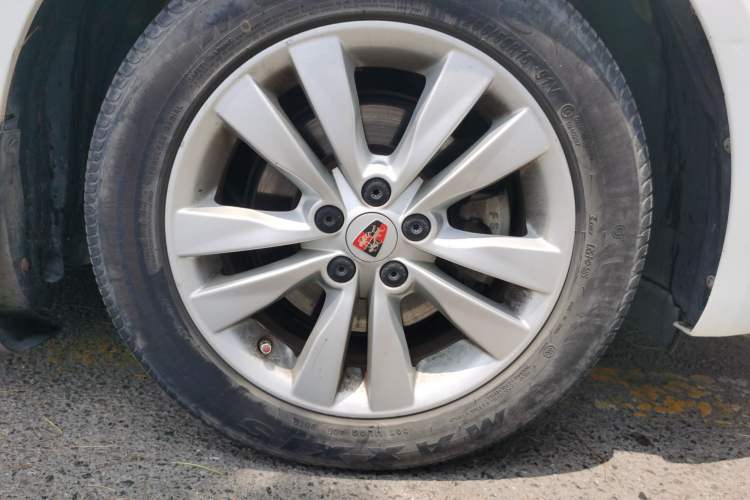 Used Roewe 360 2016 1.5L Automatic Smart Screen Version Right Front Wheel Hub