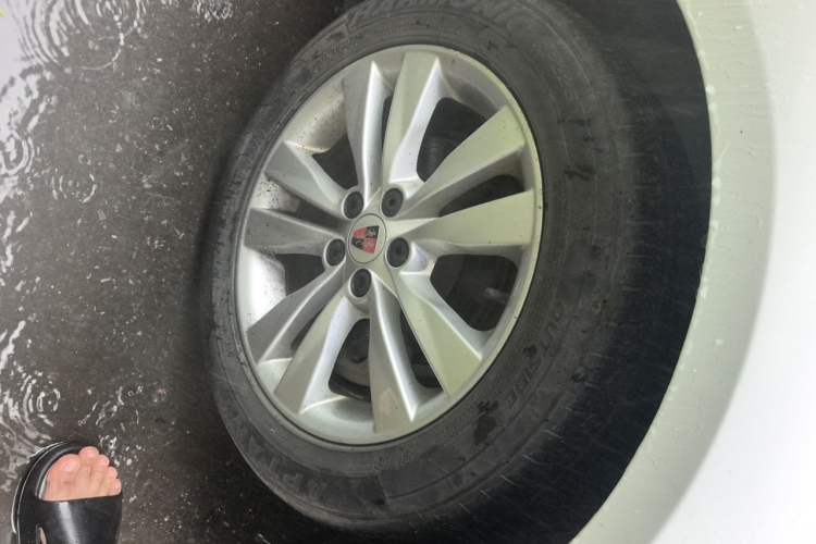 Used Roewe 360 2016 1.5L Manual Smart Screen Version Right Front Wheel Hub