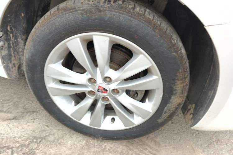 Used Roewe 360 2016 1.5L Manual Smart Screen Version Right Front Wheel Hub