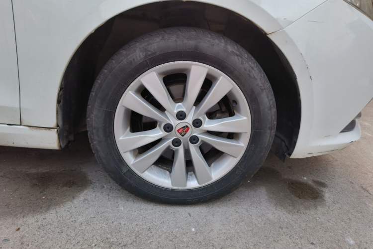 Used Roewe 360 2016 1.5L Automatic Smart Screen Version Right Front Wheel Hub