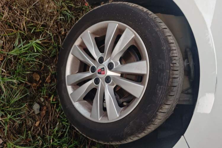 Used Roewe 360 2016 1.5L Automatic Smart Screen Version Right Front Wheel Hub