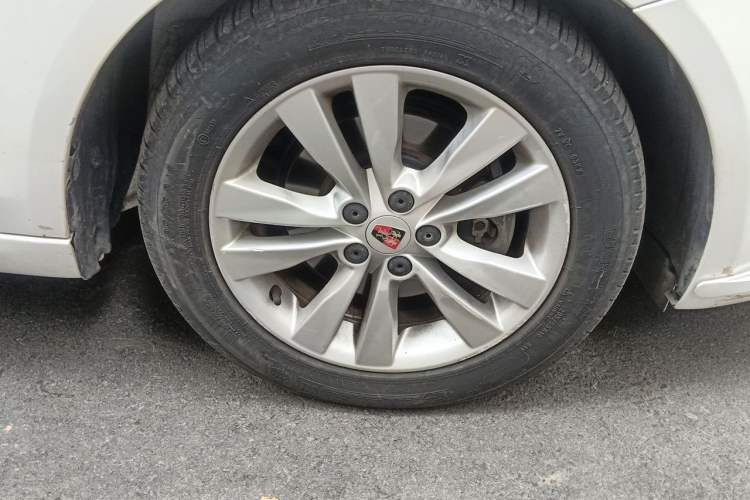 Used Roewe 360 2016 1.5L Automatic Smart Screen Version Right Front Wheel Hub