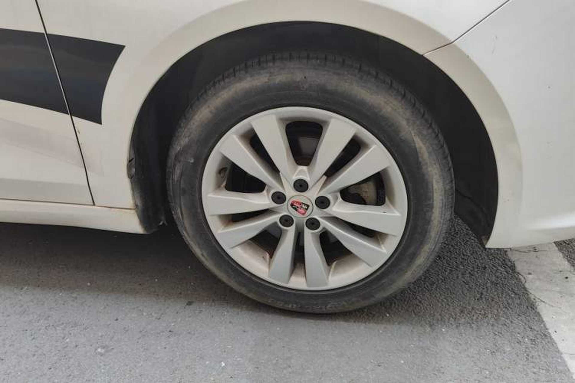 Used Roewe 360 2016 1.5L Automatic Smart Screen Version Right Front Wheel Hub