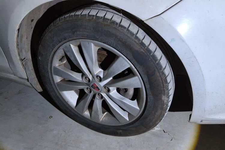 Used Roewe 360 2016 1.5L Automatic Smart Screen Version Right Front Wheel Hub