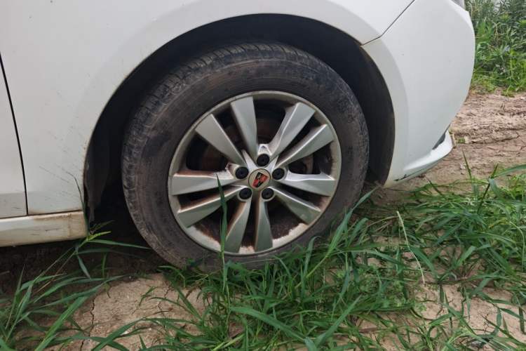 Used Roewe 360 2016 1.5L Automatic Smart Screen Version Right Front Wheel Hub