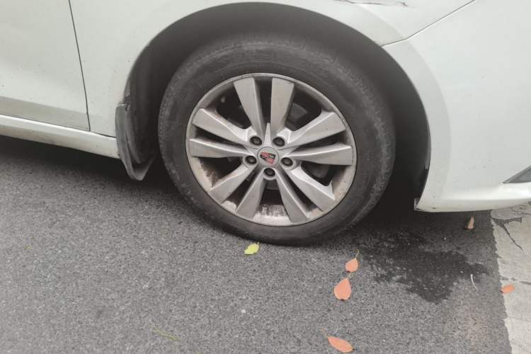 Used Roewe 360 2016 1.5L Automatic Smart Screen Version Right Front Wheel Hub