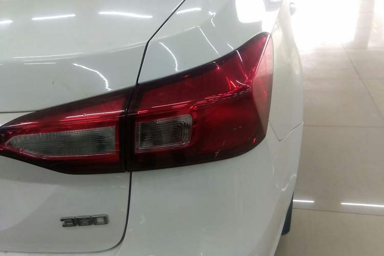 Used Roewe 360 2016 1.5L Automatic Smart Screen Version Right Rear Taillight