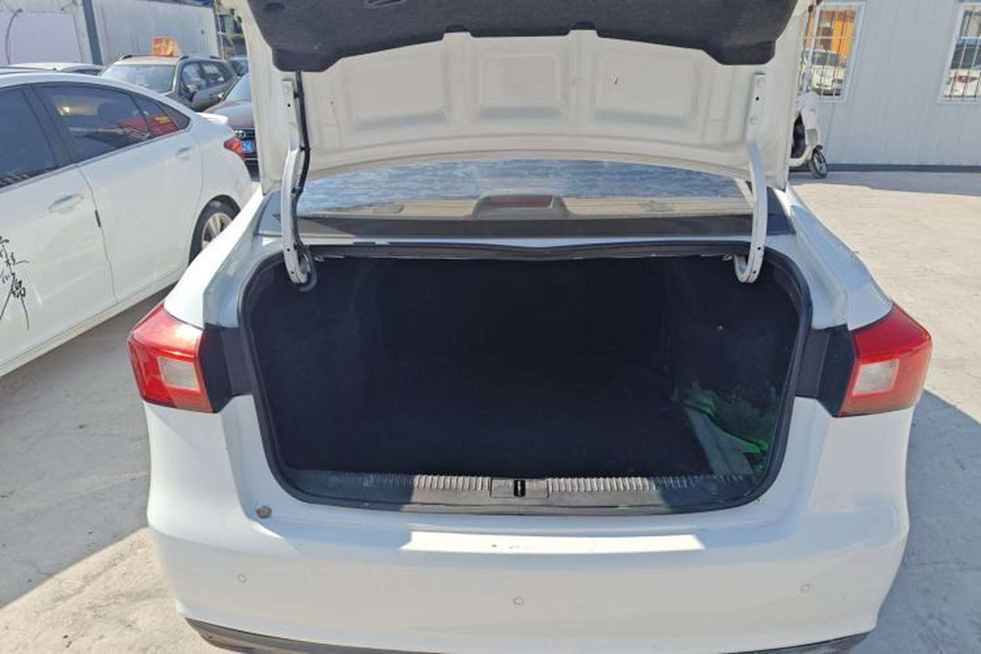 Used Roewe 360 2016 1.5L Manual Smart Screen Version Trunk