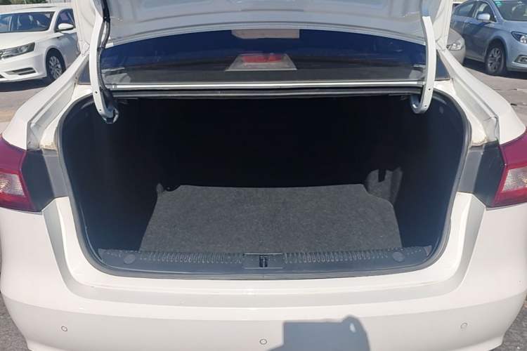 Used Roewe 360 2016 1.5L Manual Smart Screen Version Trunk