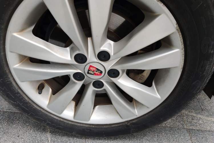 Used Roewe 360 2016 1.5L Automatic Smart Screen Version Right Front Wheel Hub