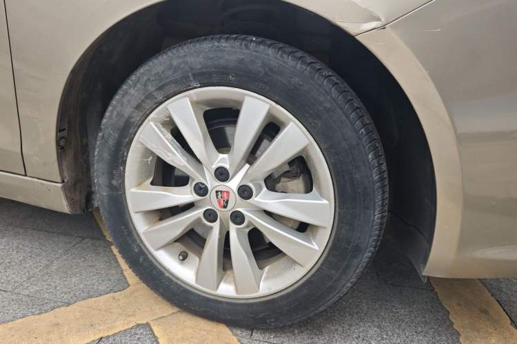 Used Roewe 360 2016 1.5L Automatic Smart Screen Version Right Front Wheel Hub