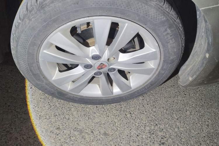 Used Roewe 360 2016 1.5L Manual Smart Screen Version Right Front Wheel Hub