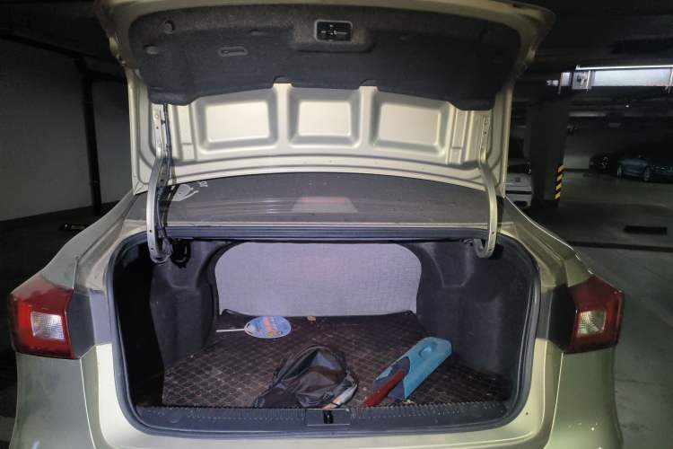 Used Roewe 360 2016 1.5L Automatic Smart Screen Version Trunk