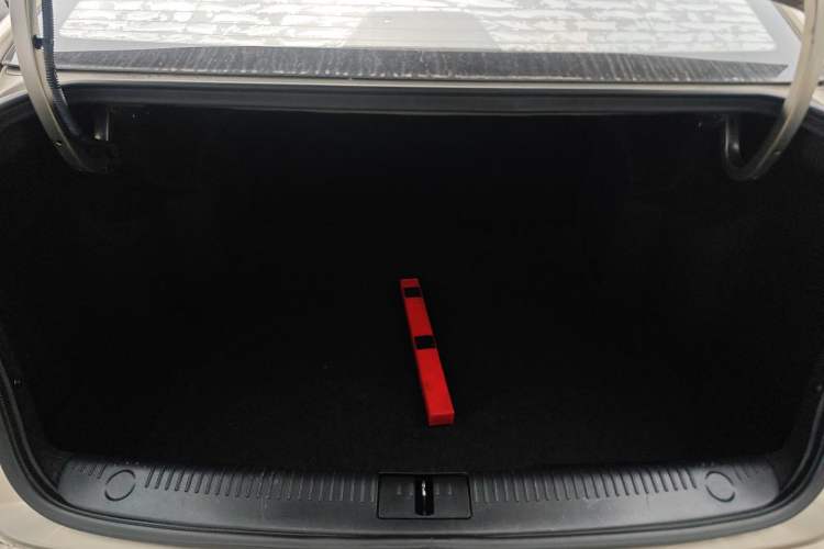 Used Roewe 360 2016 1.5L Automatic Smart Screen Version Trunk