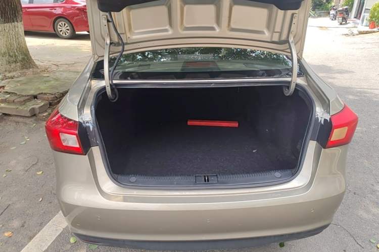 Used Roewe 360 2016 1.5L Manual Smart Screen Version Trunk