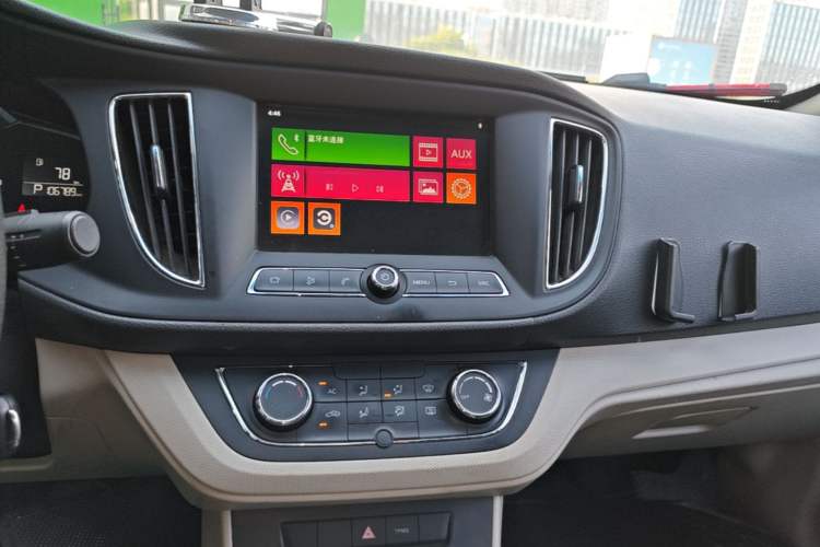 Used Roewe 360 2017 1.5L Automatic Smart Screen Version Audio And AC Panel