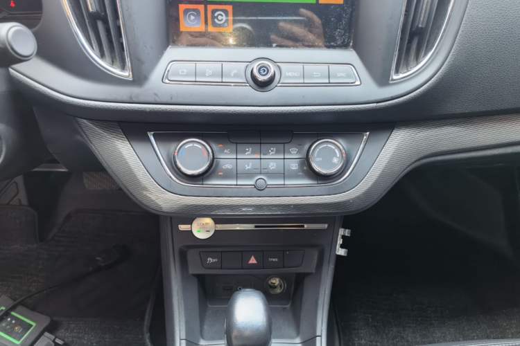 Used Roewe 360 2017 1.5L Automatic Luxury Edition Audio And AC Panel
