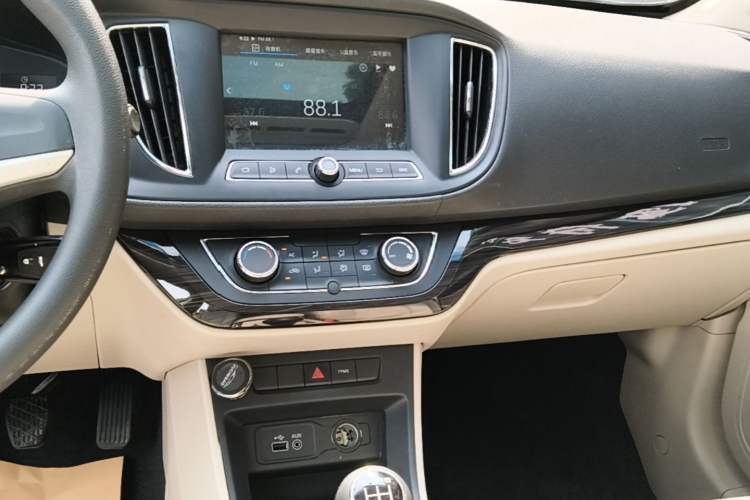 Used Roewe 360 2017 1.5L Manual Luxury Edition Audio And AC Panel