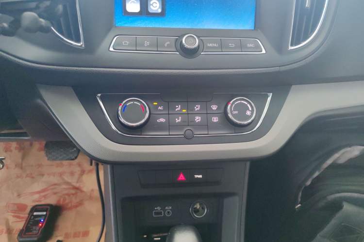 Used Roewe 360 2017 1.5L Automatic Smart Screen Version Audio And AC Panel