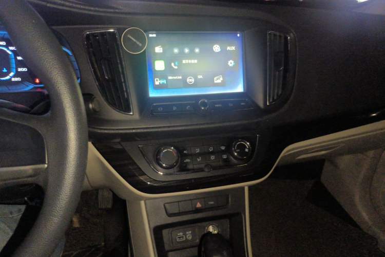 Used Roewe 360 2017 1.5L Automatic Smart Screen Version Audio And AC Panel