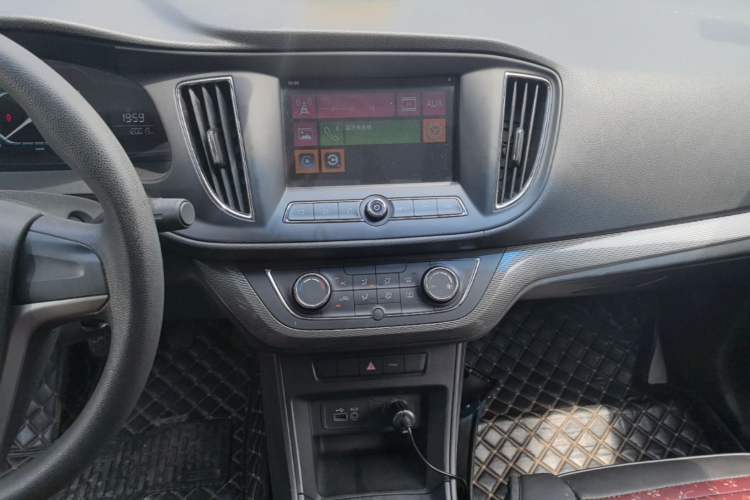 Used Roewe 360 2017 1.5L Manual Luxury Edition Audio And AC Panel