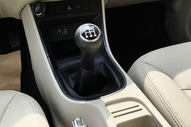 Used Roewe 360 2017 1.5L Manual Luxury Edition Gear Lever