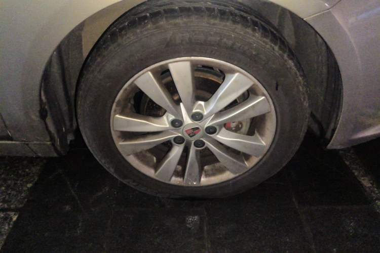 Used Roewe 360 2017 1.5L Automatic Smart Screen Version Right Front Wheel Hub