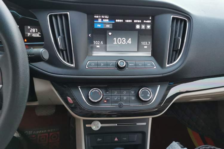 Used Roewe 360 2017 1.5L Automatic Luxury Edition Audio And AC Panel