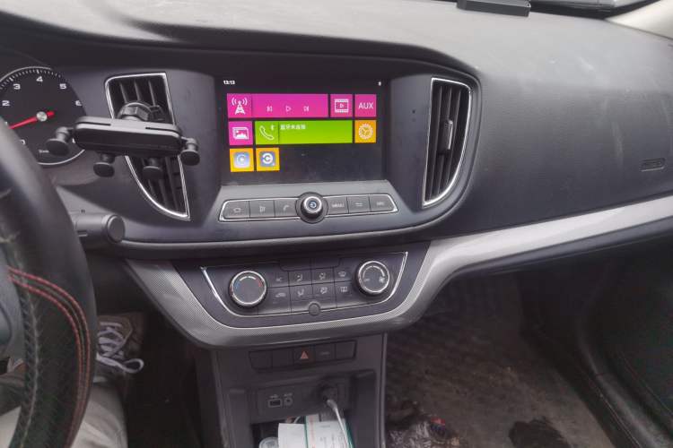 Used Roewe 360 2017 1.5L Manual Luxury Edition Audio And AC Panel