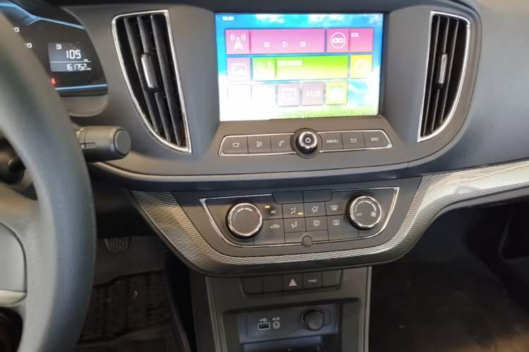 Used Roewe 360 2017 1.5L Manual Luxury Edition Audio And AC Panel