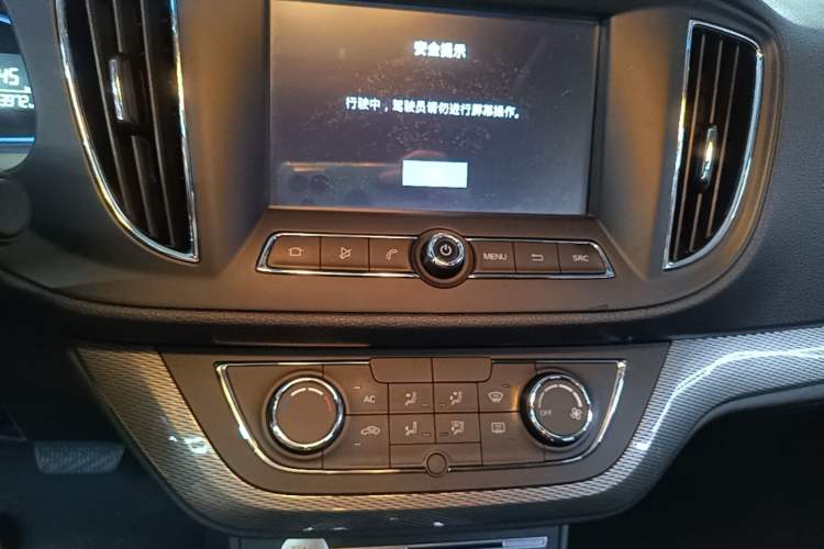 Used Roewe 360 2017 1.5L Automatic Luxury Edition Audio And AC Panel