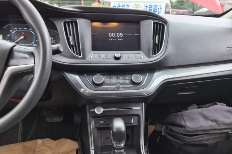 Used Roewe 360 2017 1.5L Automatic Luxury Edition Audio And AC Panel