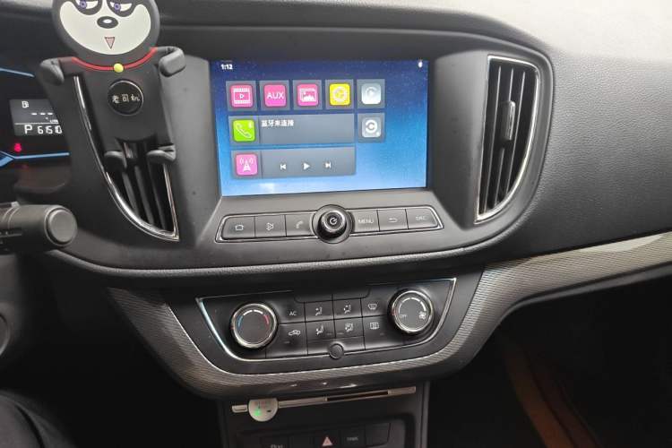 Used Roewe 360 2017 1.5L Automatic Luxury Edition Audio And AC Panel