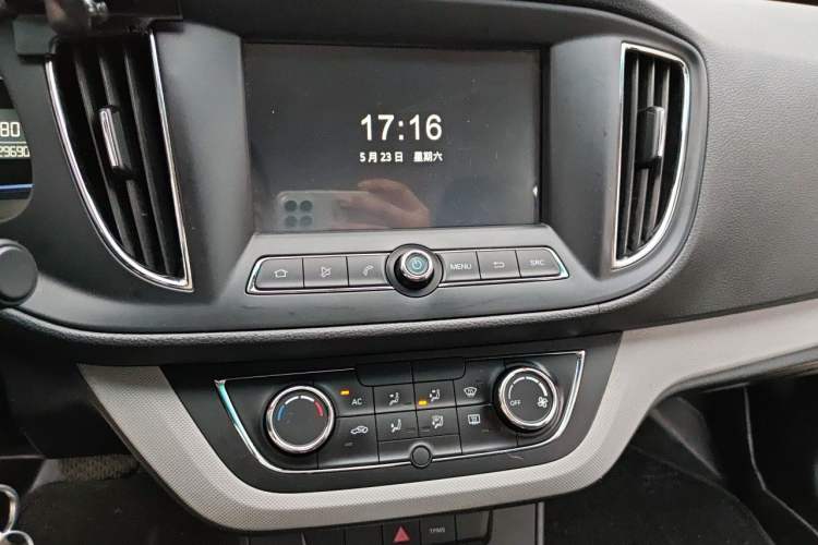 Used Roewe 360 2017 1.5L Automatic Smart Screen Version Audio And AC Panel