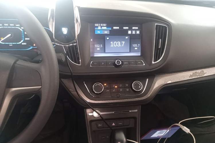 Used Roewe 360 2017 1.5L Automatic Luxury Edition Audio And AC Panel