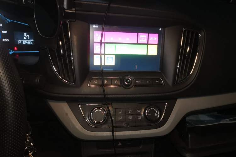 Used Roewe 360 2017 1.5L Automatic Smart Screen Version Audio And AC Panel