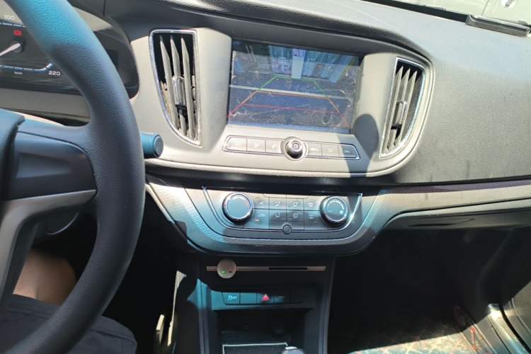 Used Roewe 360 2017 1.5L Automatic Luxury Edition Audio And AC Panel
