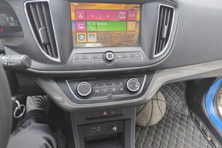 Used Roewe 360 2017 1.5L Manual Luxury Edition Audio And AC Panel