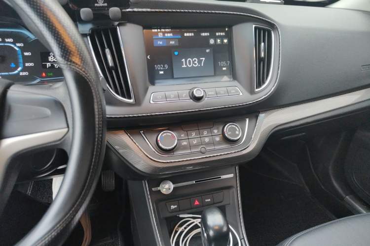 Used Roewe 360 2017 1.5L Automatic Luxury Edition Audio And AC Panel