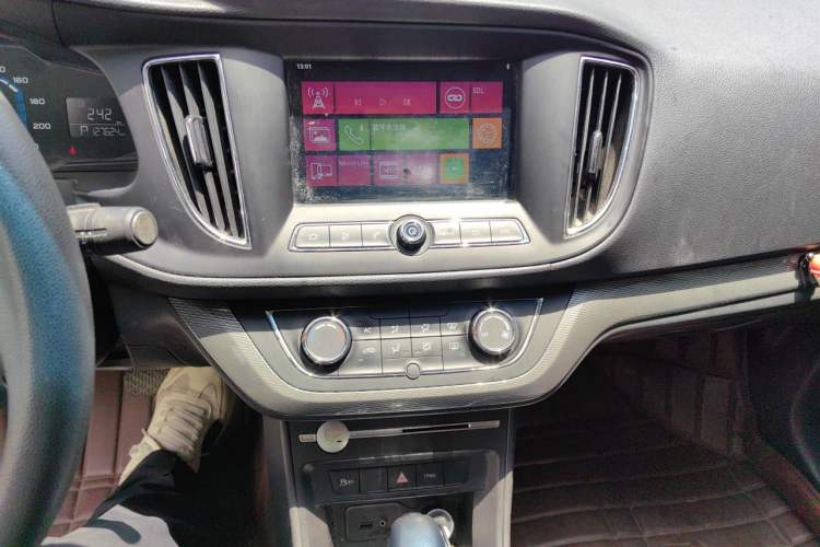 Used Roewe 360 2017 1.5L Automatic Luxury Edition Audio And AC Panel
